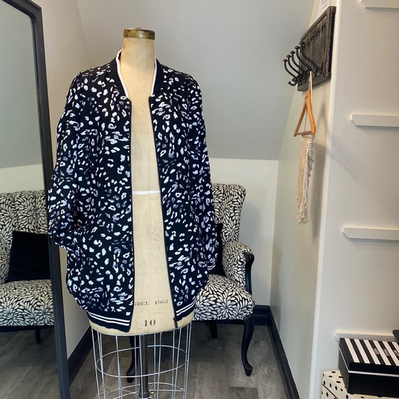 Vince Camuto animal print black and white zip up jacket - Picture 3 of 12